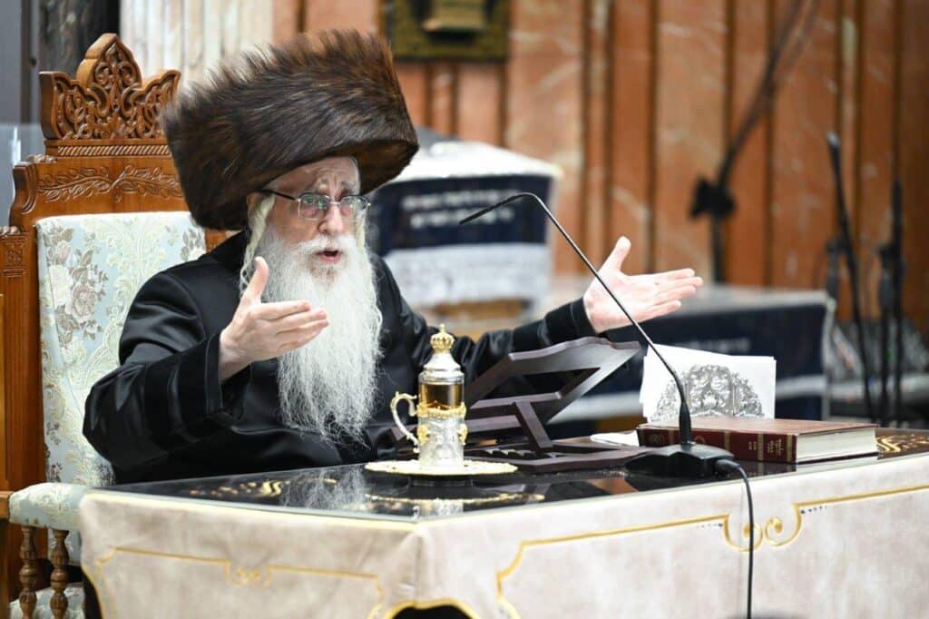 ליל א' של חנוכה בחצר הקודש צאנז