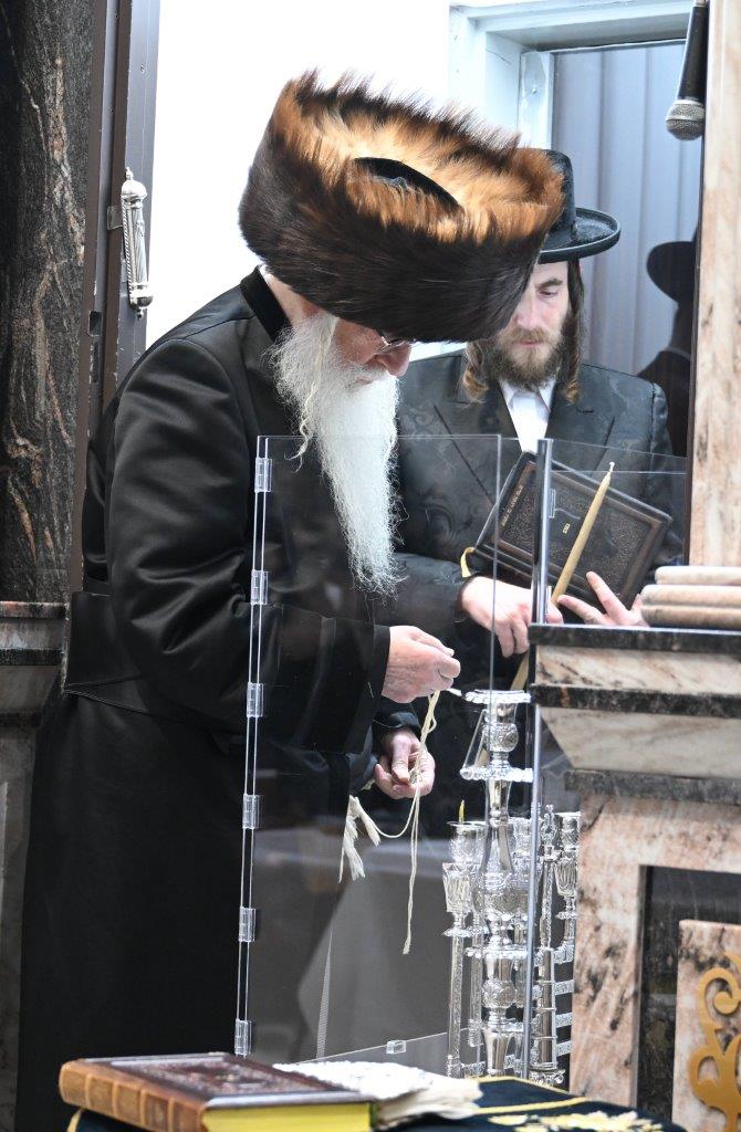 ליל א' של חנוכה בחצר הקודש צאנז