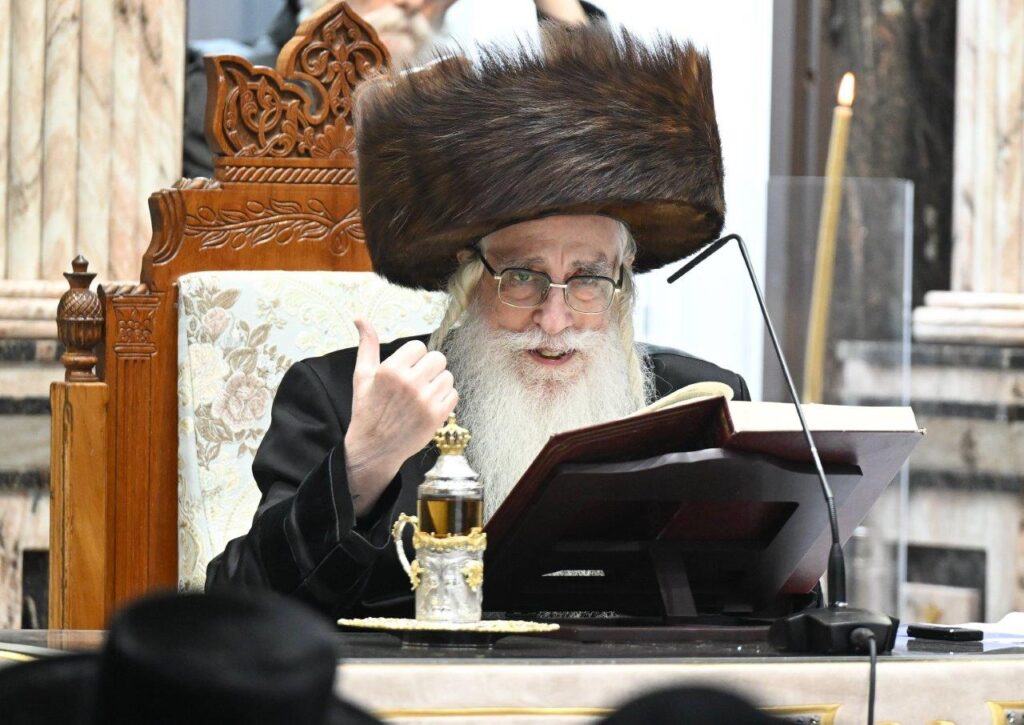 ליל א' של חנוכה בחצר הקודש צאנז