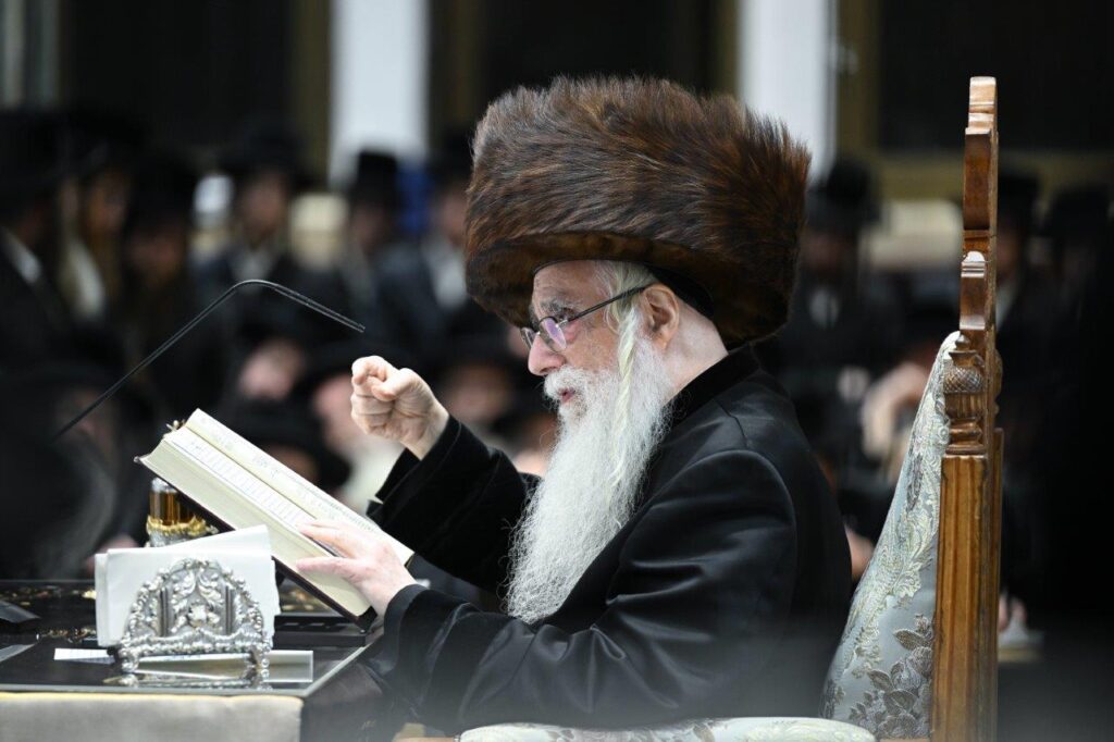 ליל א' של חנוכה בחצר הקודש צאנז