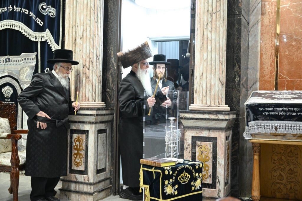 ליל א' של חנוכה בחצר הקודש צאנז