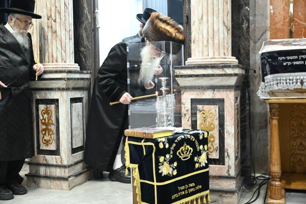 ליל א' של חנוכה בחצר הקודש צאנז