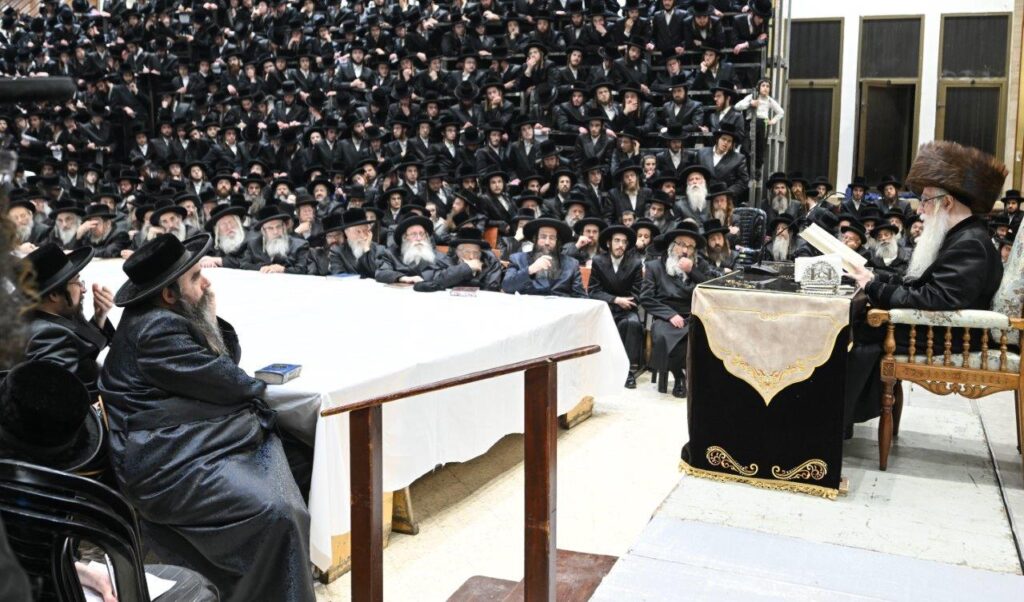 ליל א' של חנוכה בחצר הקודש צאנז