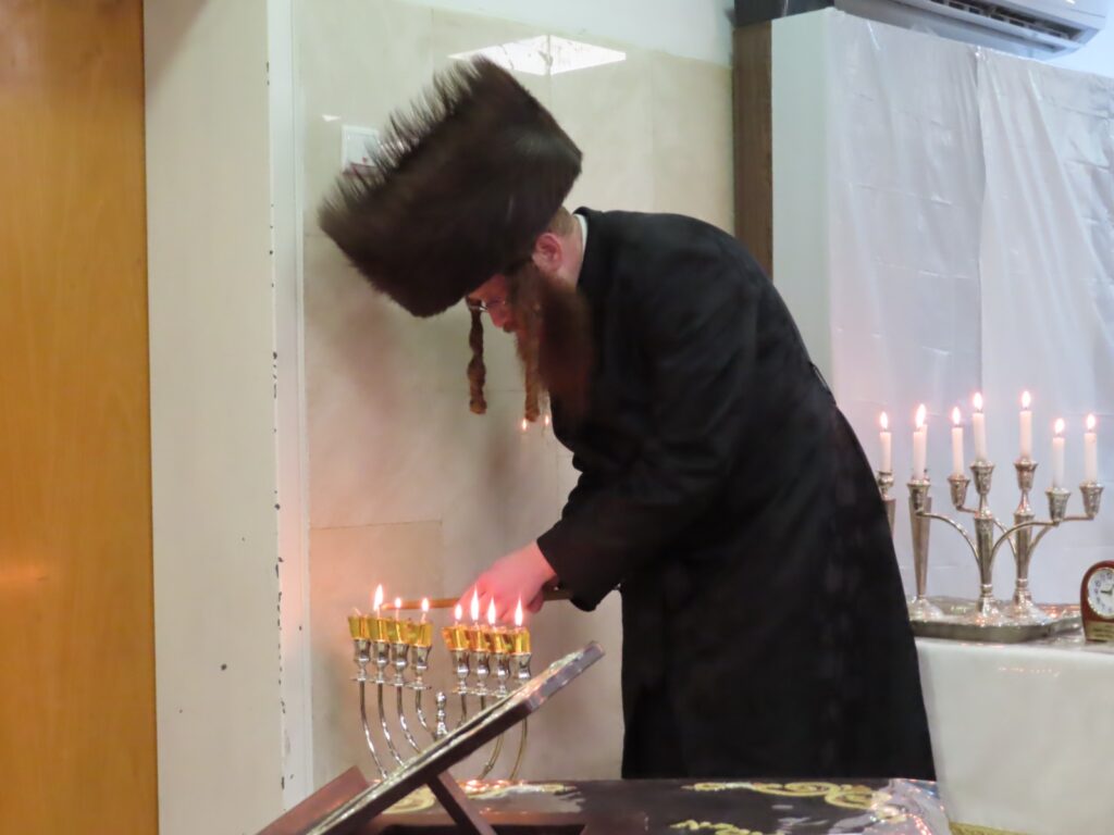 צפו בגלריה: ימי החנוכה בחצר הקודש קאליב