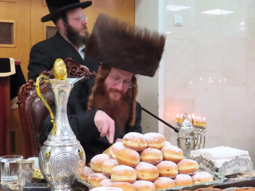 צפו בגלריה: ימי החנוכה בחצר הקודש קאליב