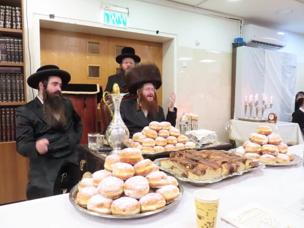 צפו בגלריה: ימי החנוכה בחצר הקודש קאליב