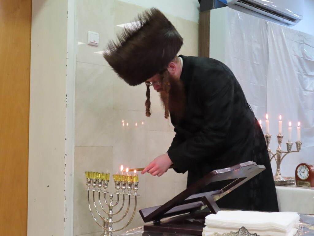 צפו בגלריה: ימי החנוכה בחצר הקודש קאליב