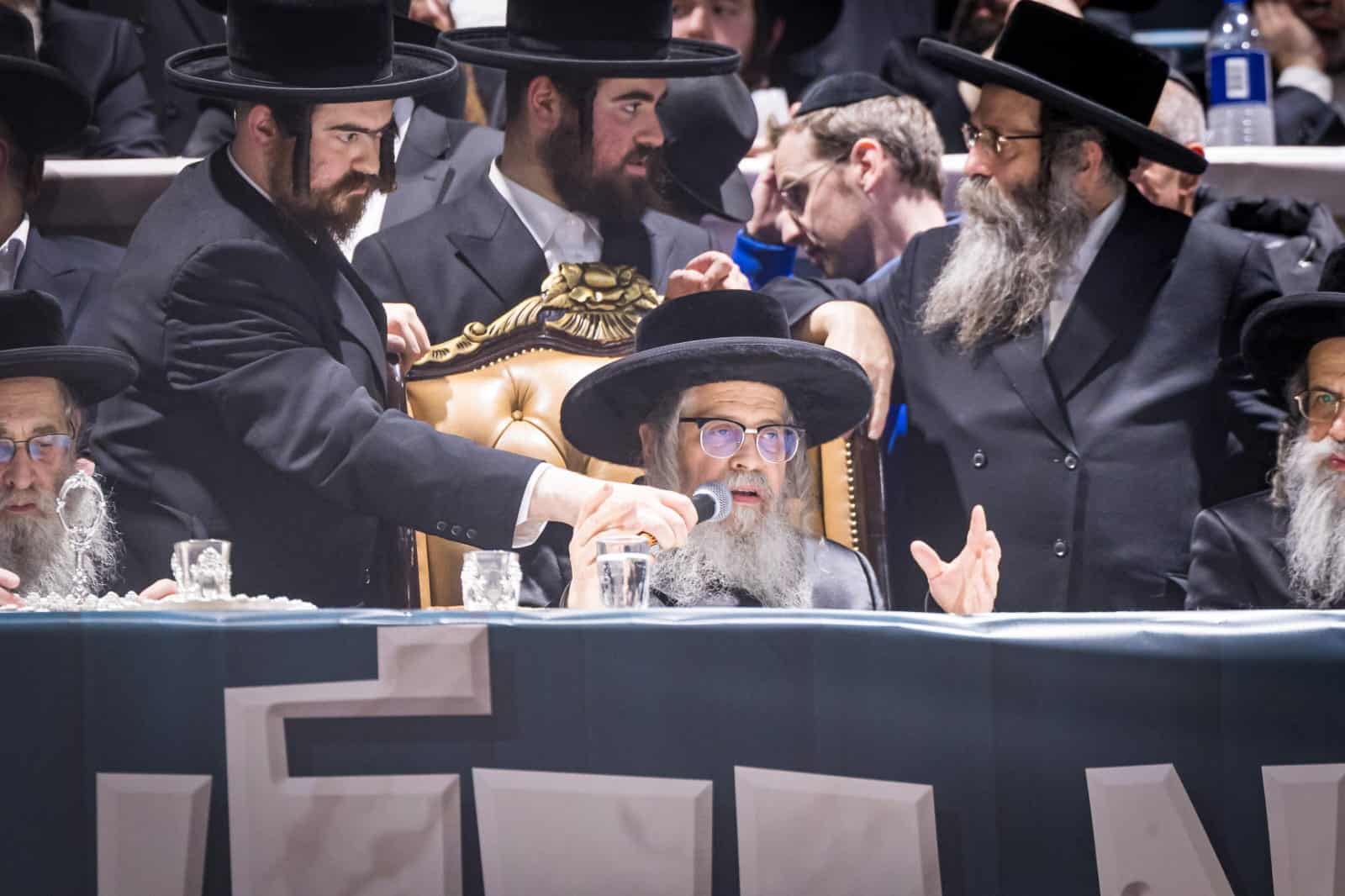 בראשות האדמו"ר: אלפי חסידי סאטמר חגגו את יום ההצלה בראשות האדמו"ר: אלפי חסידי סאטמר חגגו את יום ההצלה