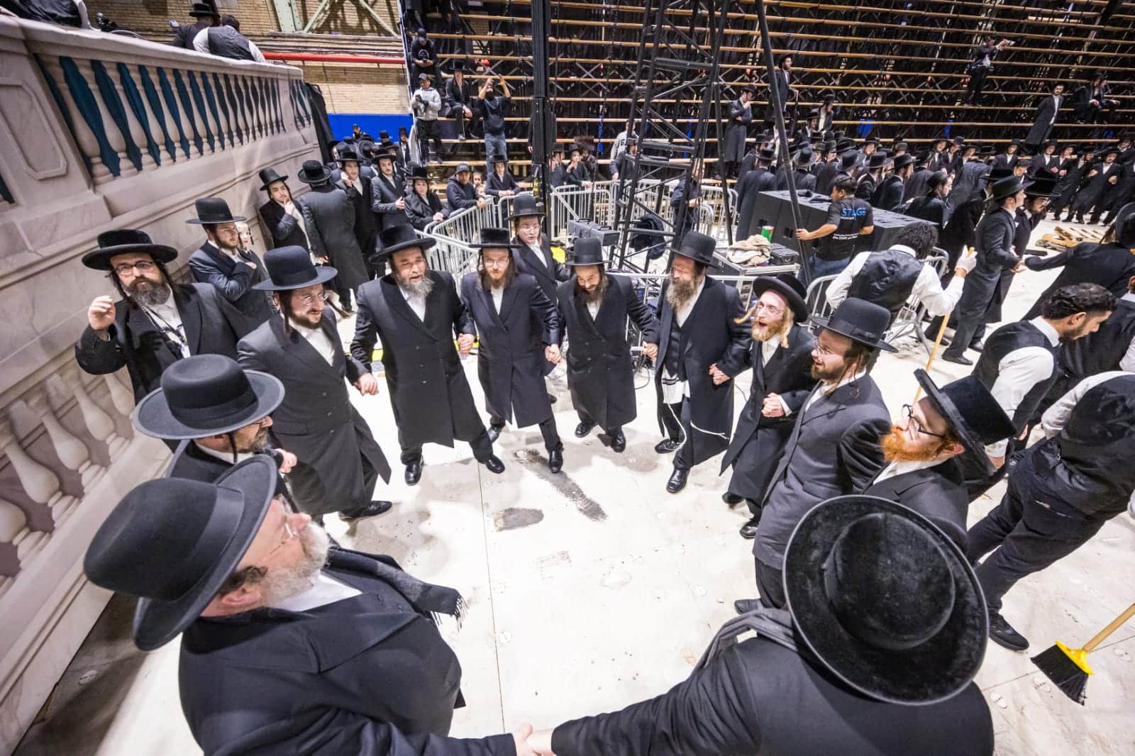 בראשות האדמו"ר: אלפי חסידי סאטמר חגגו את יום ההצלה בראשות האדמו"ר: אלפי חסידי סאטמר חגגו את יום ההצלה