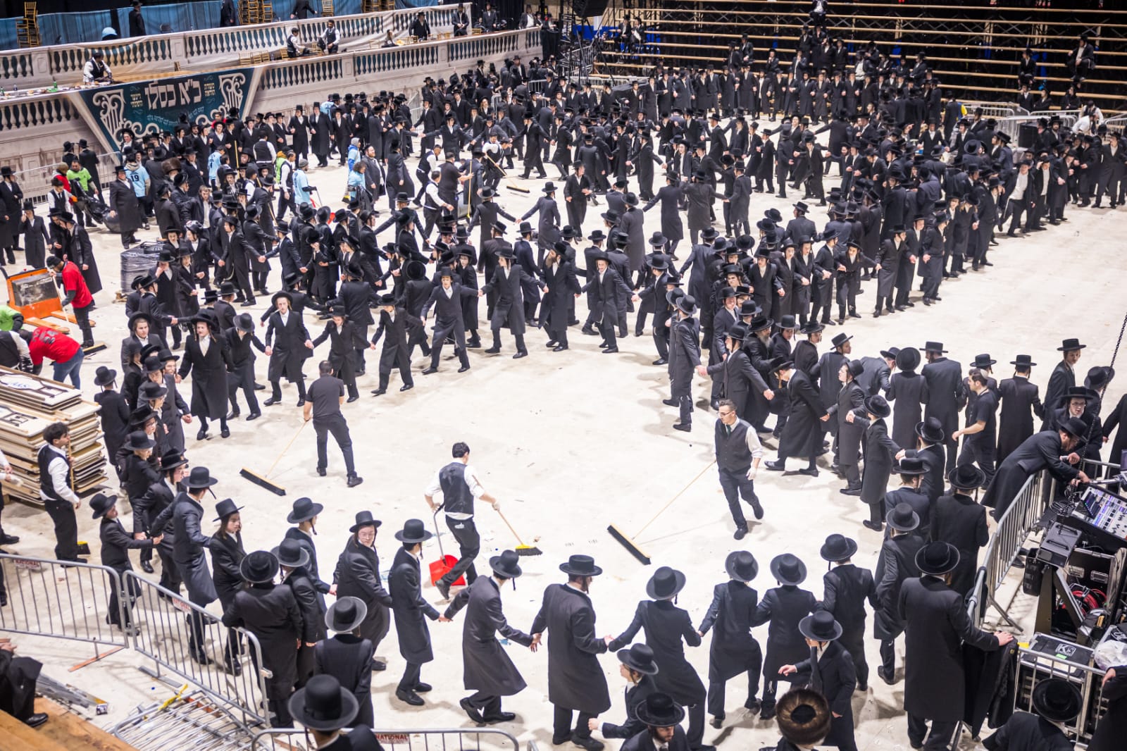 בראשות האדמו"ר: אלפי חסידי סאטמר חגגו את יום ההצלה בראשות האדמו"ר: אלפי חסידי סאטמר חגגו את יום ההצלה