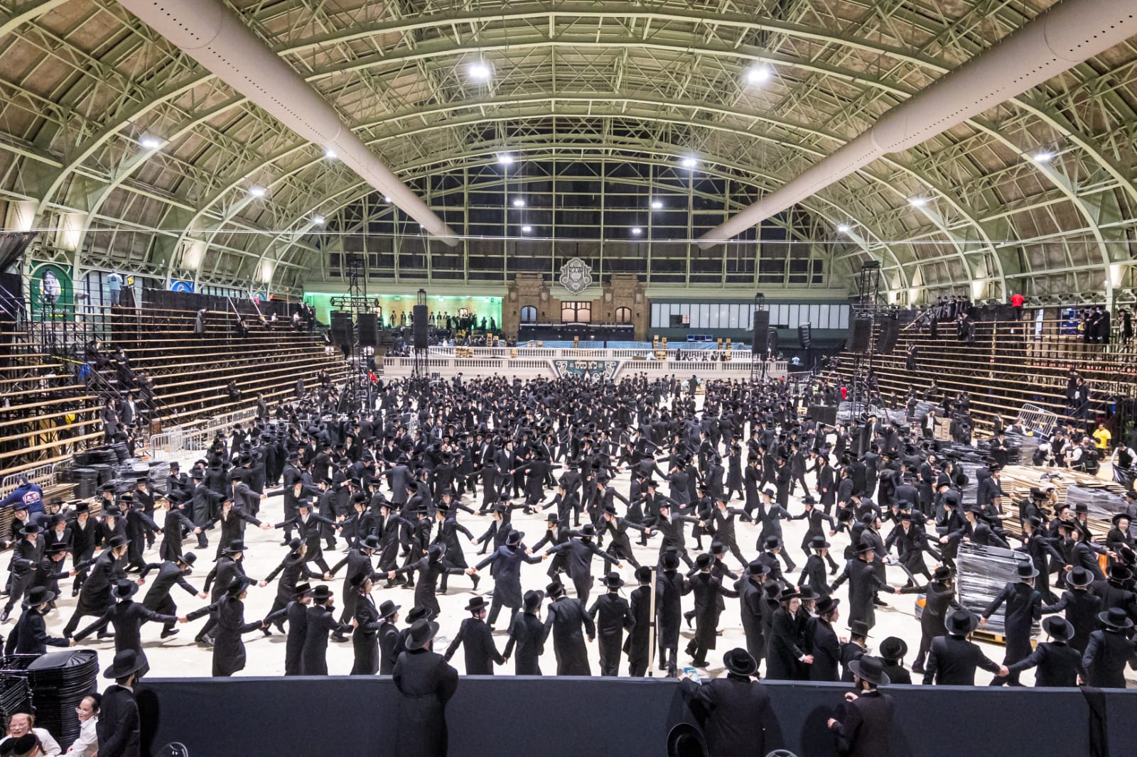 בראשות האדמו"ר: אלפי חסידי סאטמר חגגו את יום ההצלה בראשות האדמו"ר: אלפי חסידי סאטמר חגגו את יום ההצלה