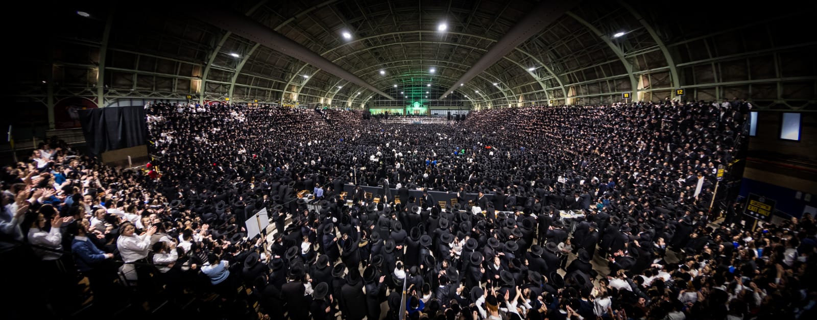 בראשות האדמו"ר: אלפי חסידי סאטמר חגגו את יום ההצלה בראשות האדמו"ר: אלפי חסידי סאטמר חגגו את יום ההצלה