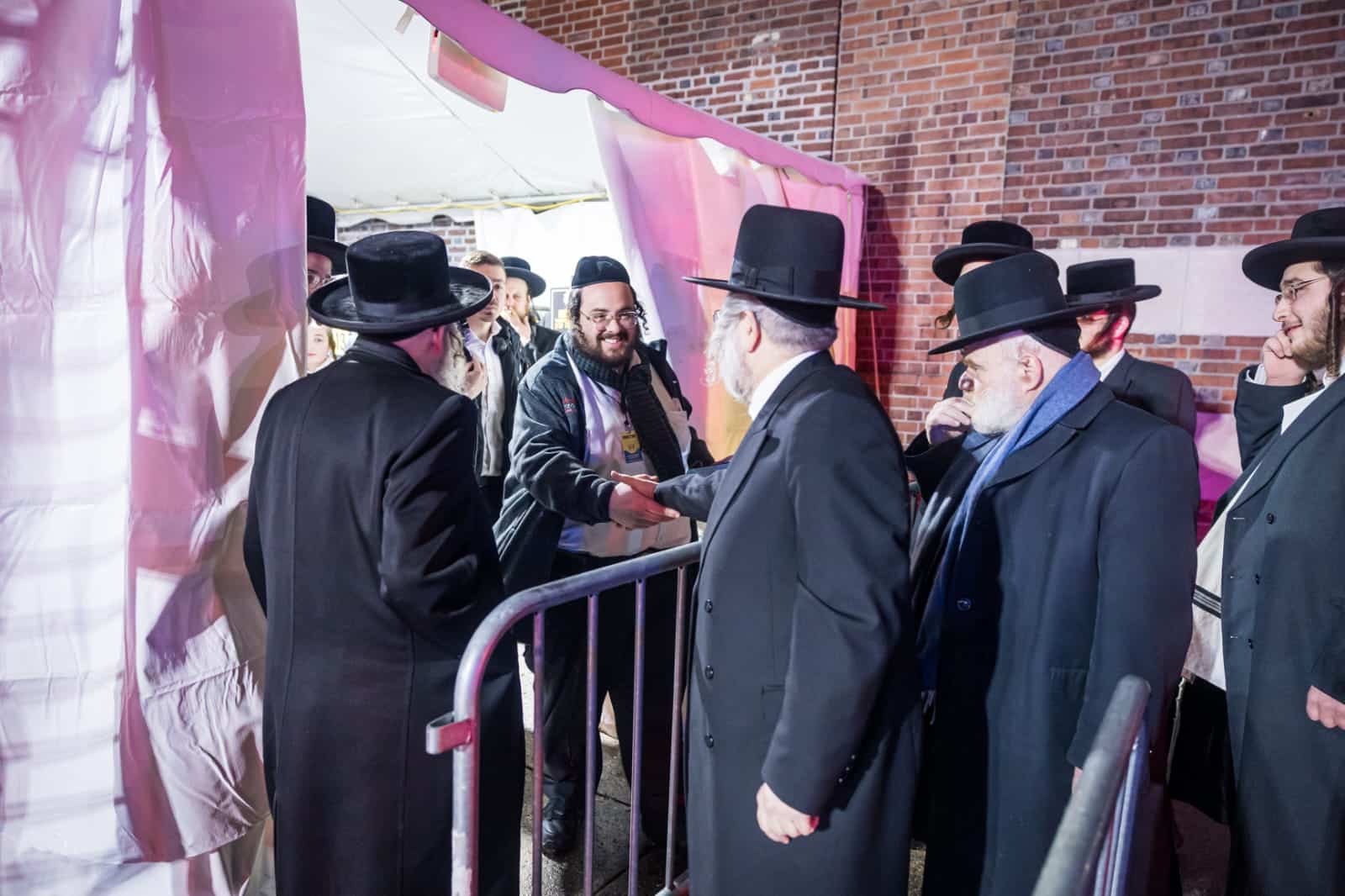 בראשות האדמו"ר: אלפי חסידי סאטמר חגגו את יום ההצלה בראשות האדמו"ר: אלפי חסידי סאטמר חגגו את יום ההצלה