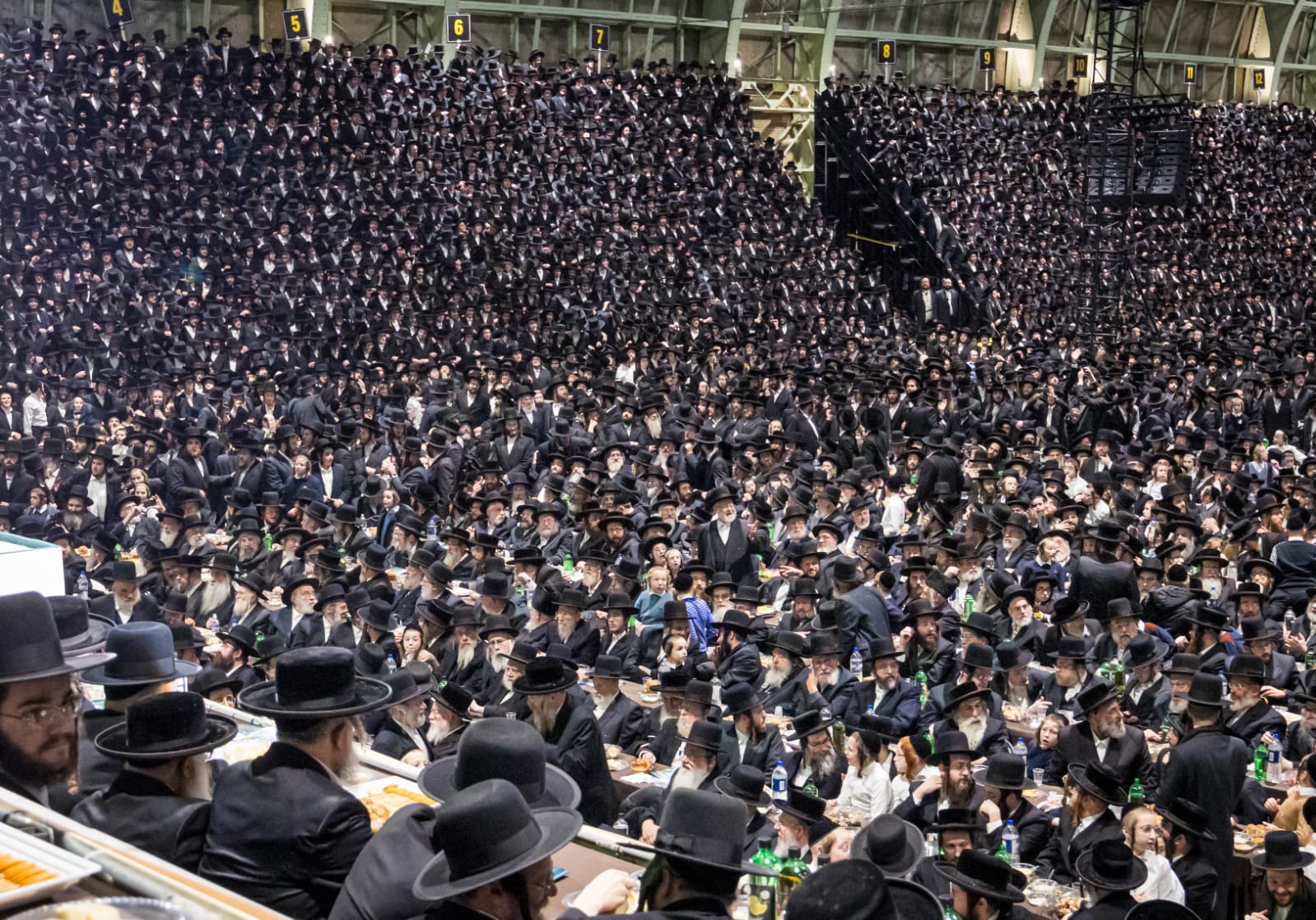 בראשות האדמו"ר: אלפי חסידי סאטמר חגגו את יום ההצלה בראשות האדמו"ר: אלפי חסידי סאטמר חגגו את יום ההצלה