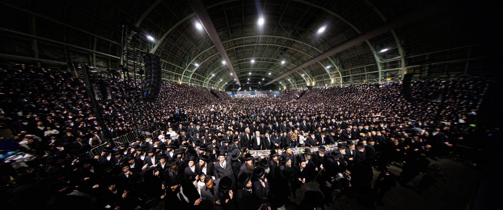 בראשות האדמו"ר: אלפי חסידי סאטמר חגגו את יום ההצלה בראשות האדמו"ר: אלפי חסידי סאטמר חגגו את יום ההצלה