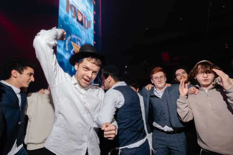 רגע היסטורי במוסקבה: שורד השבי נכנס בברית המילה רגע היסטורי במוסקבה: שורד השבי נכנס בברית המילה