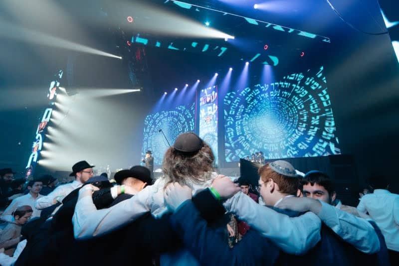 רגע היסטורי במוסקבה: שורד השבי נכנס בברית המילה רגע היסטורי במוסקבה: שורד השבי נכנס בברית המילה