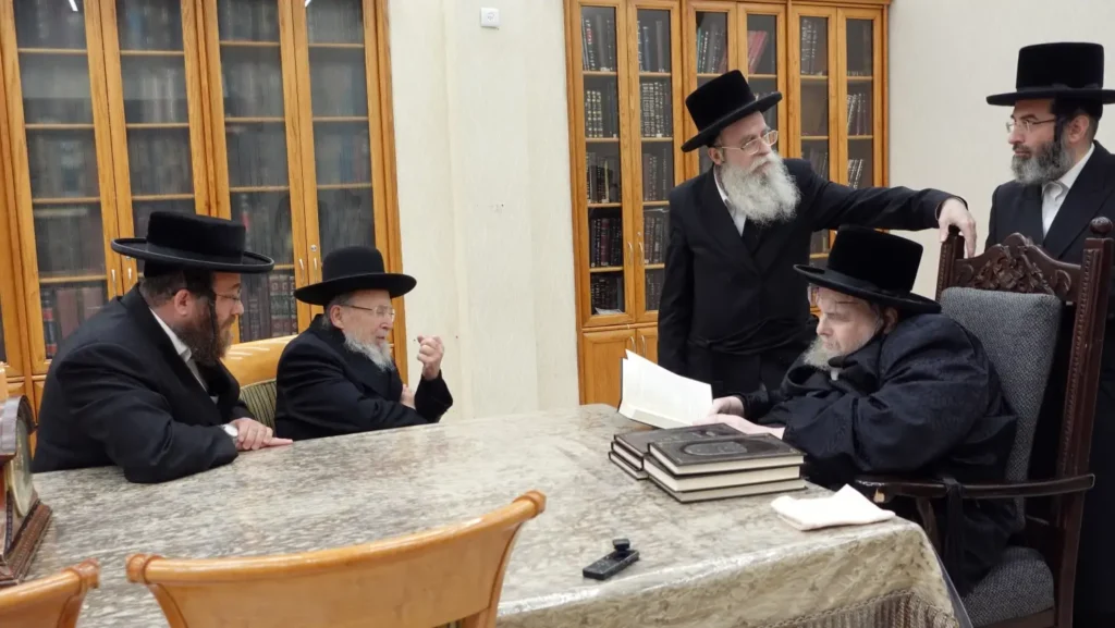 המחבר רבי צבי נפתלי מרגלית שליט"א הגיש את ספרו החדש לגדולי ישראל המחבר רבי צבי נפתלי מרגלית שליט"א הגיש את ספרו החדש לגדולי ישראל