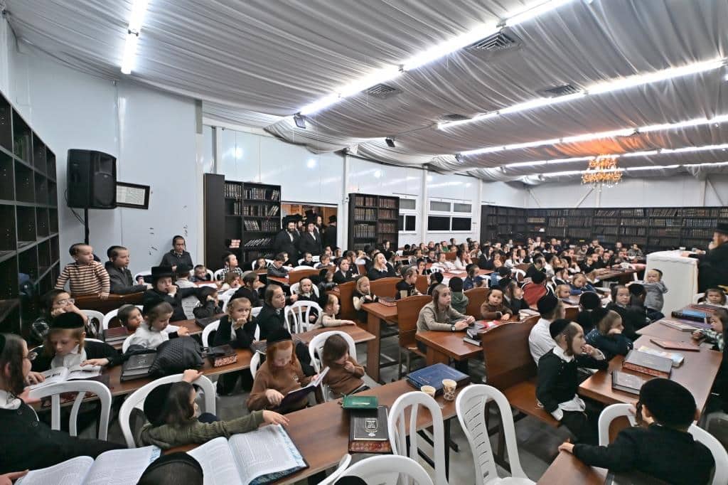 חנוכה בספינקא ב"ש: מעמד ההדלקה וחלוקת דמי חנוכה