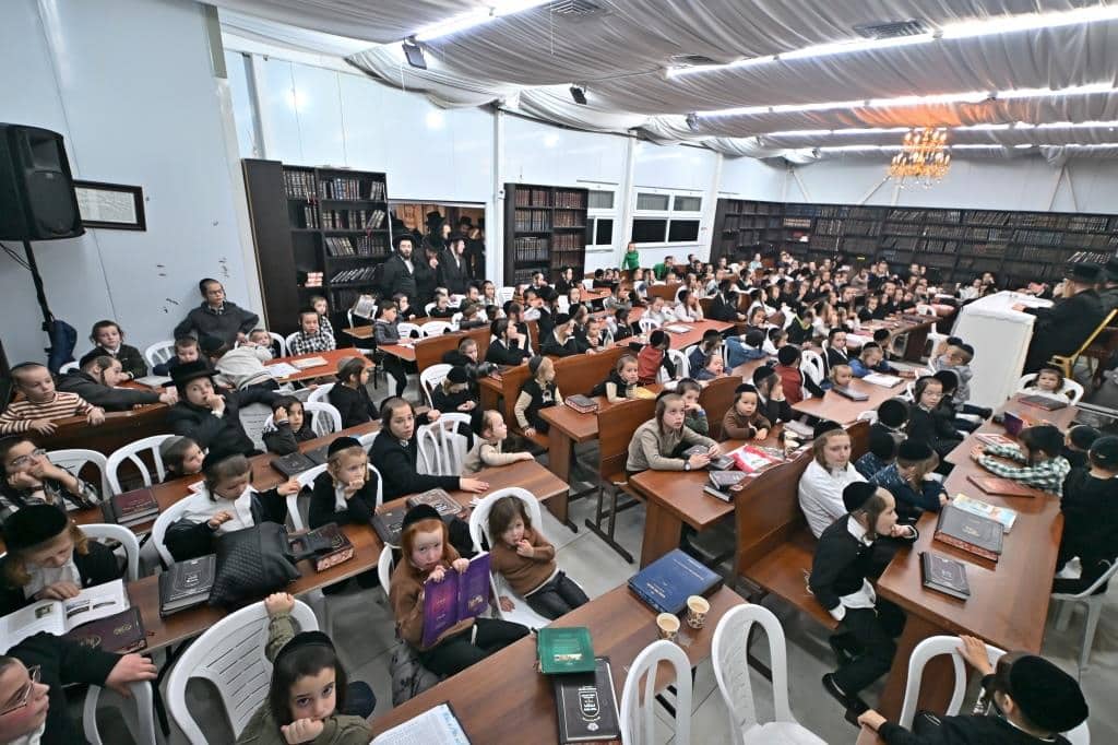 חנוכה בספינקא ב"ש: מעמד ההדלקה וחלוקת דמי חנוכה