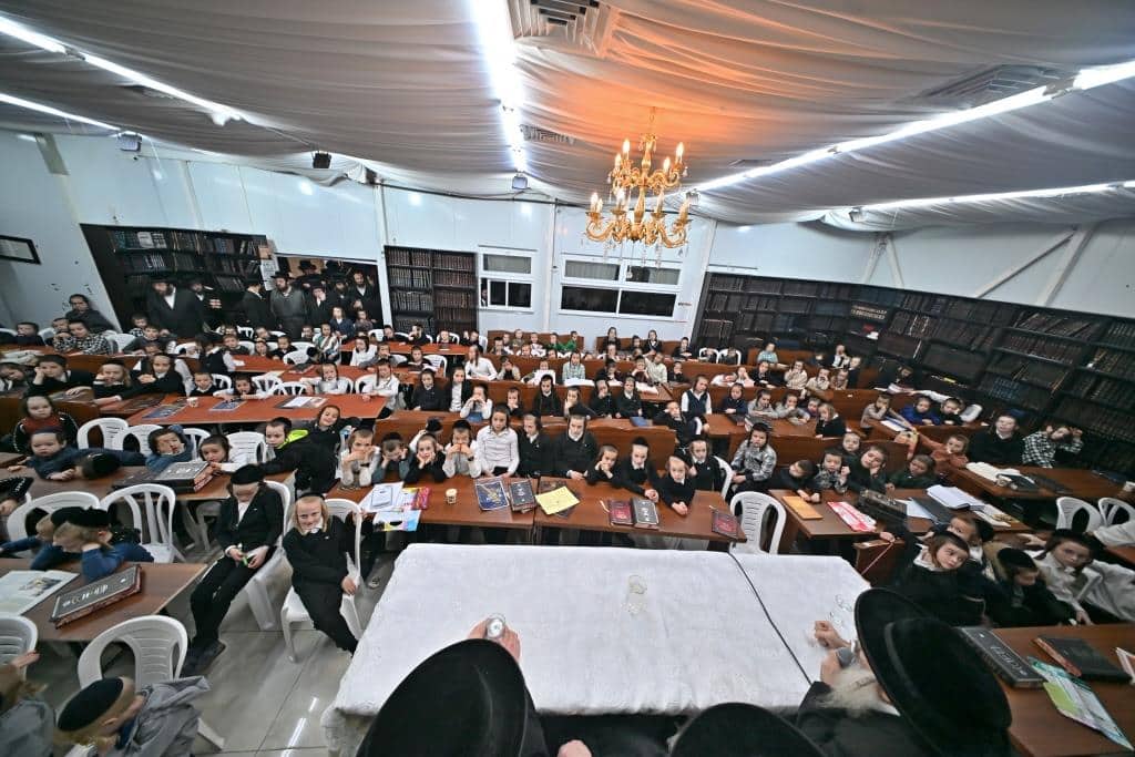 חנוכה בספינקא ב"ש: מעמד ההדלקה וחלוקת דמי חנוכה