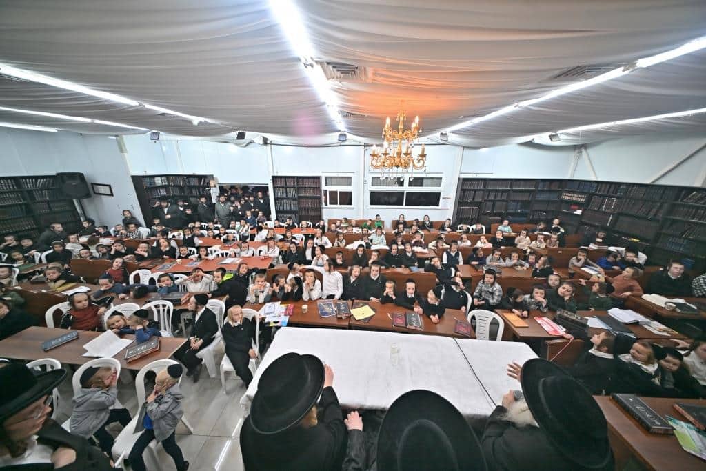 חנוכה בספינקא ב"ש: מעמד ההדלקה וחלוקת דמי חנוכה