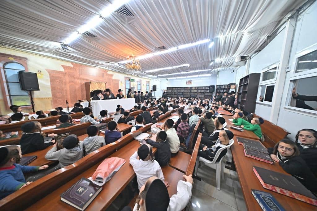 חנוכה בספינקא ב"ש: מעמד ההדלקה וחלוקת דמי חנוכה