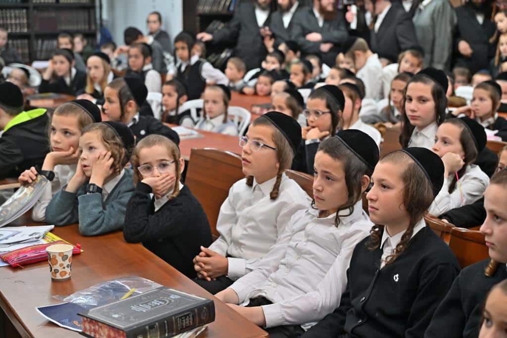 חנוכה בספינקא ב"ש: מעמד ההדלקה וחלוקת דמי חנוכה