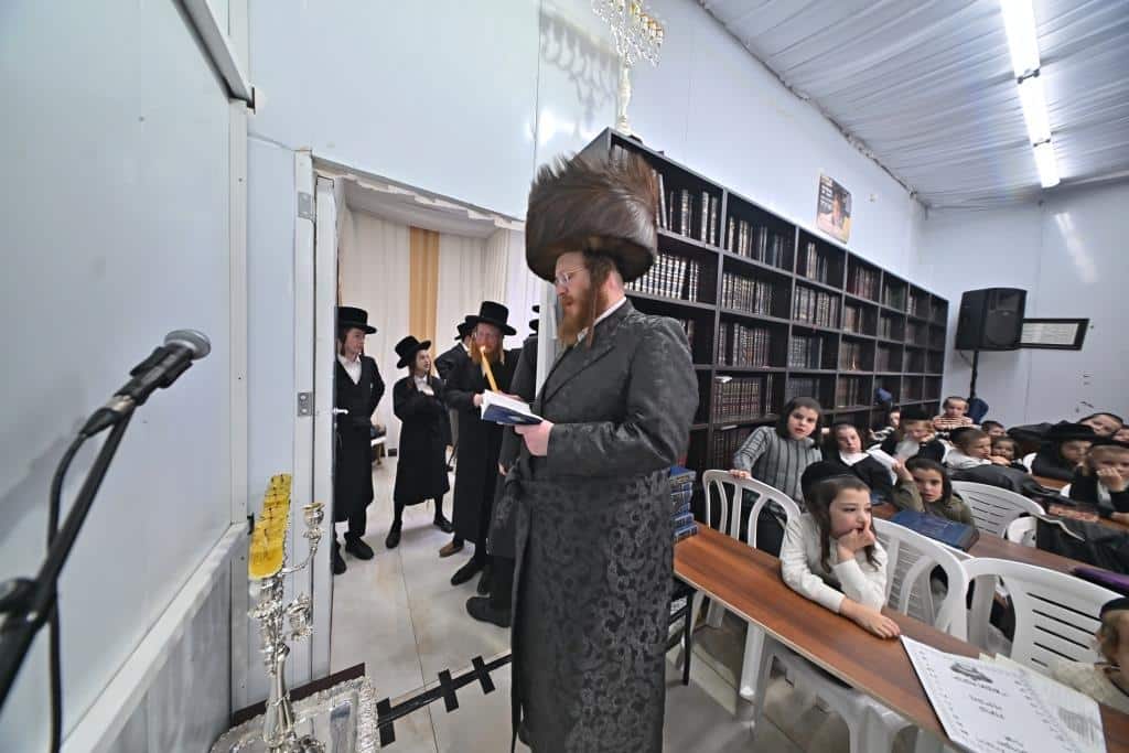 חנוכה בספינקא ב"ש: מעמד ההדלקה וחלוקת דמי חנוכה