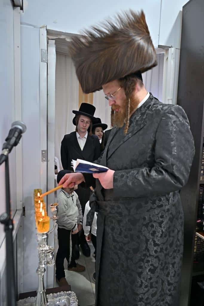 חנוכה בספינקא ב"ש: מעמד ההדלקה וחלוקת דמי חנוכה