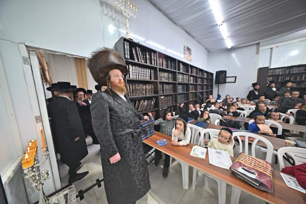 חנוכה בספינקא ב"ש: מעמד ההדלקה וחלוקת דמי חנוכה