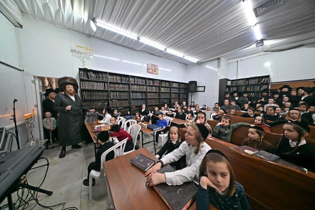 חנוכה בספינקא ב"ש: מעמד ההדלקה וחלוקת דמי חנוכה