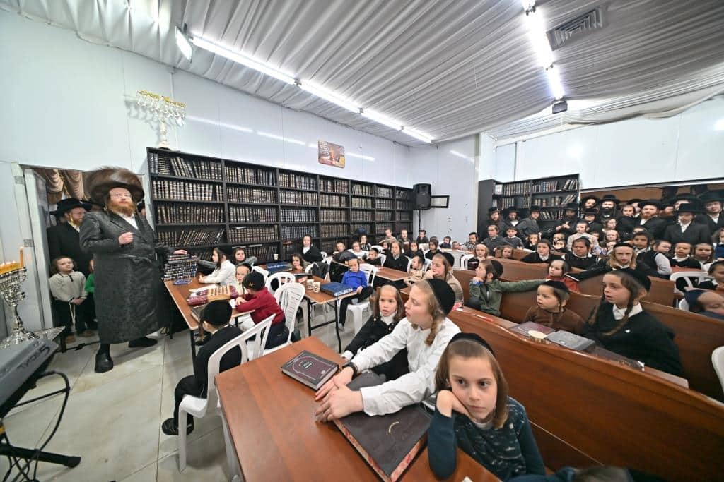 חנוכה בספינקא ב"ש: מעמד ההדלקה וחלוקת דמי חנוכה