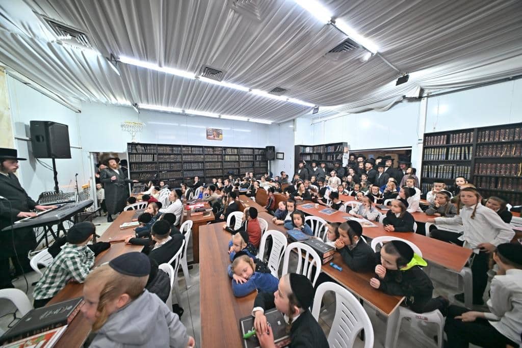 חנוכה בספינקא ב"ש: מעמד ההדלקה וחלוקת דמי חנוכה