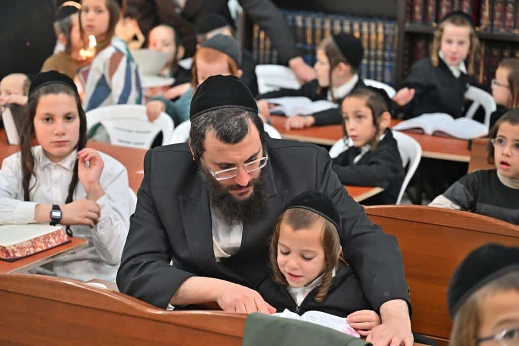 חנוכה בספינקא ב"ש: מעמד ההדלקה וחלוקת דמי חנוכה