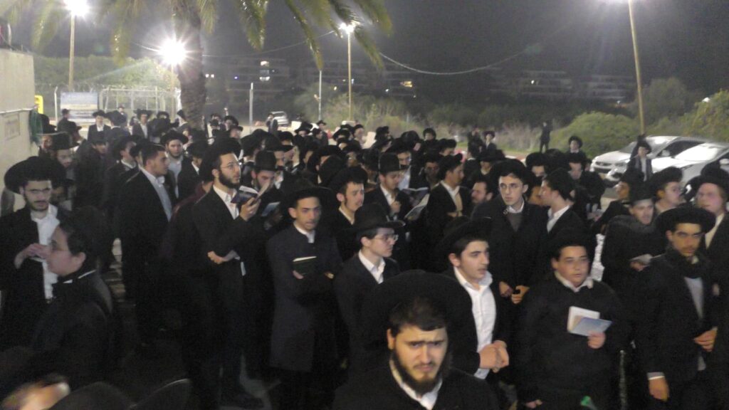 הרדיפה נמשכת: שני בחורים עצרו - עצרת לילית מול כלא 10 הרדיפה נמשכת: שני בחורים עצרו - עצרת לילית מול כלא 10