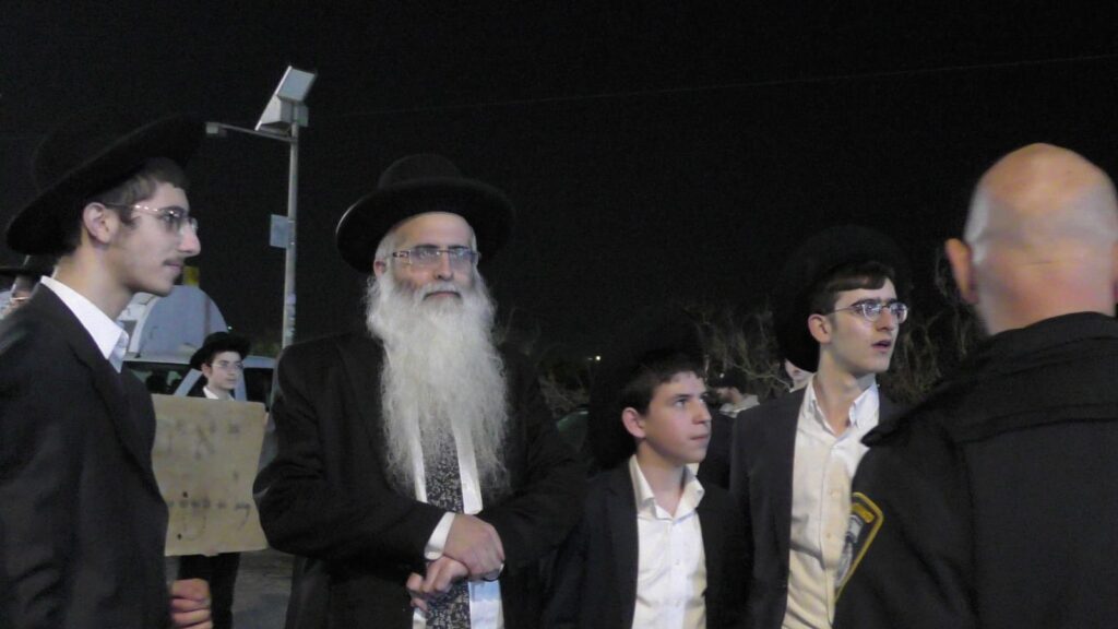 הרדיפה נמשכת: שני בחורים עצרו - עצרת לילית מול כלא 10 הרדיפה נמשכת: שני בחורים עצרו - עצרת לילית מול כלא 10