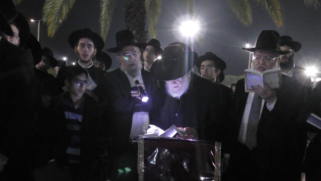 הרדיפה נמשכת: שני בחורים עצרו - עצרת לילית מול כלא 10 הרדיפה נמשכת: שני בחורים עצרו - עצרת לילית מול כלא 10