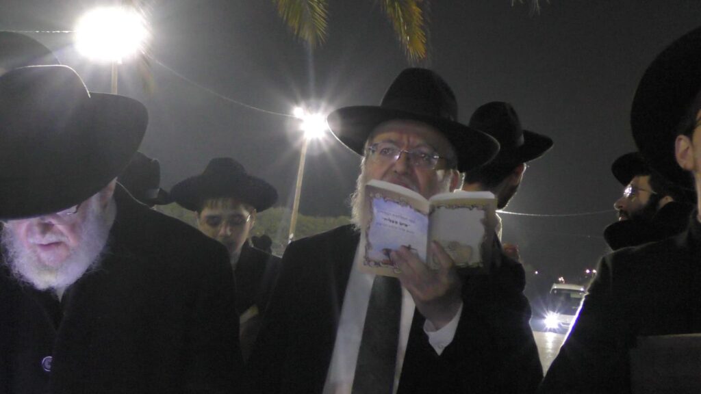 הרדיפה נמשכת: שני בחורים עצרו - עצרת לילית מול כלא 10 הרדיפה נמשכת: שני בחורים עצרו - עצרת לילית מול כלא 10