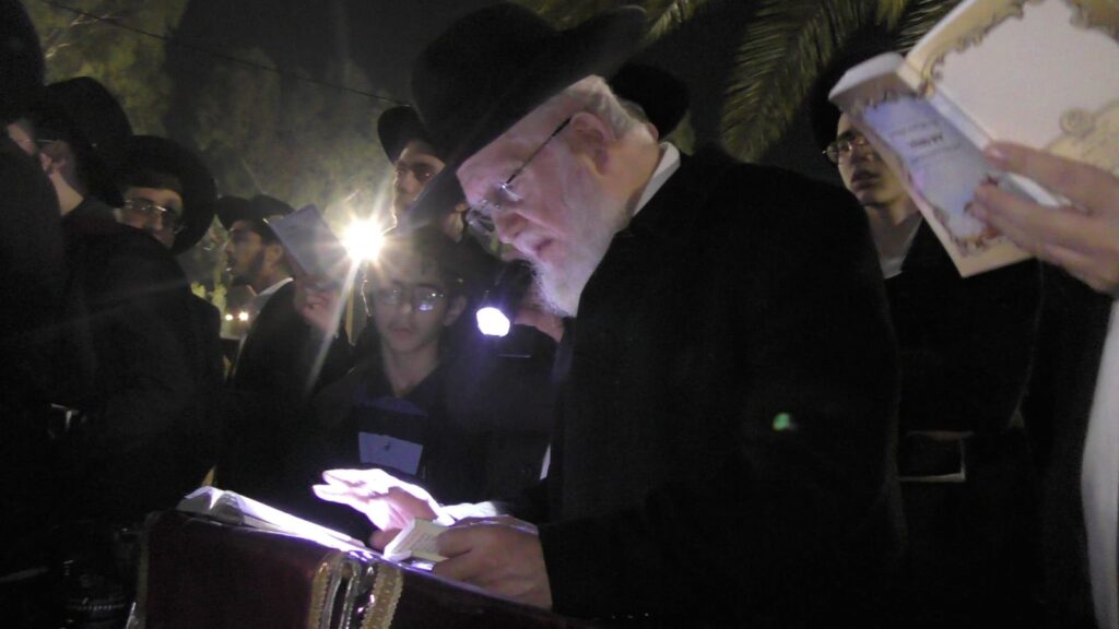 הרדיפה נמשכת: שני בחורים עצרו - עצרת לילית מול כלא 10 הרדיפה נמשכת: שני בחורים עצרו - עצרת לילית מול כלא 10