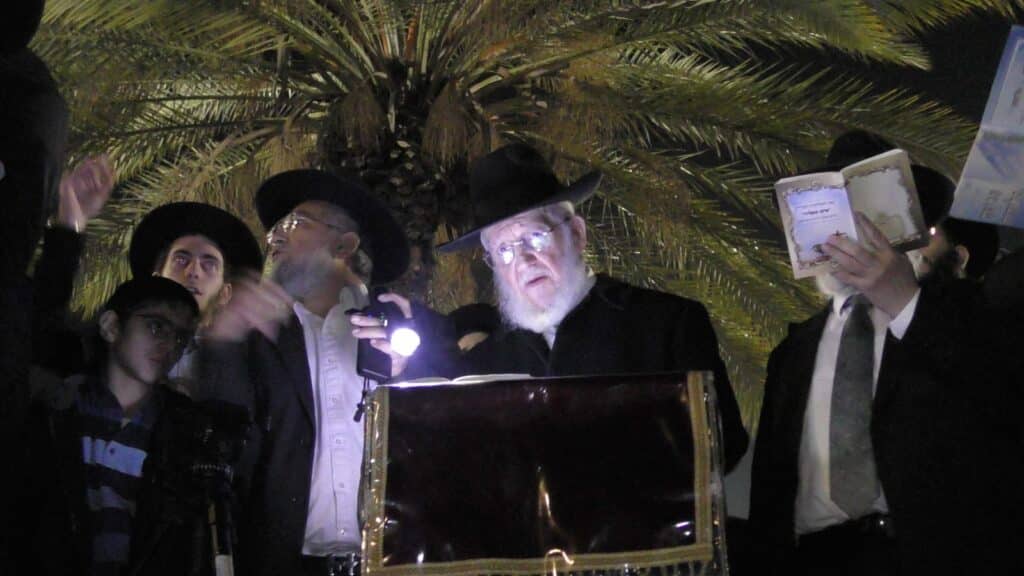 הרדיפה נמשכת: שני בחורים עצרו - עצרת לילית מול כלא 10 הרדיפה נמשכת: שני בחורים עצרו - עצרת לילית מול כלא 10