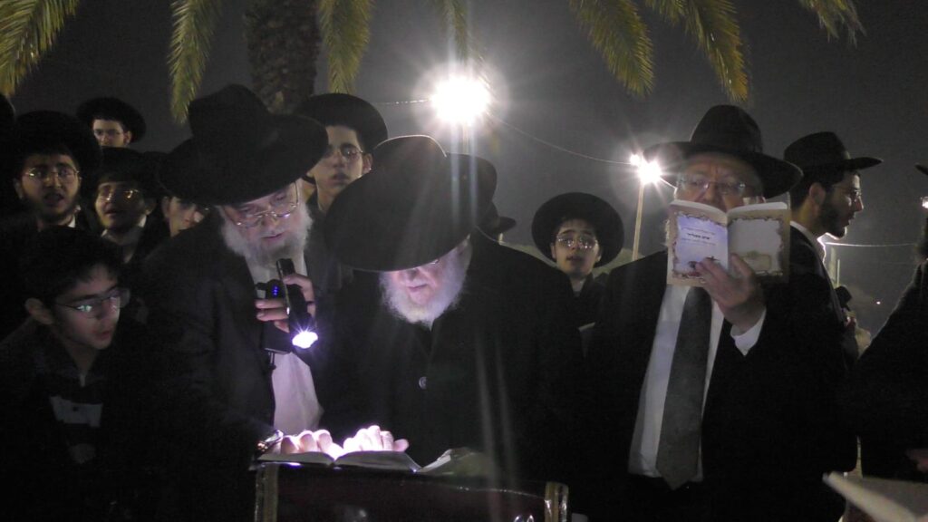 הרדיפה נמשכת: שני בחורים עצרו - עצרת לילית מול כלא 10 הרדיפה נמשכת: שני בחורים עצרו - עצרת לילית מול כלא 10