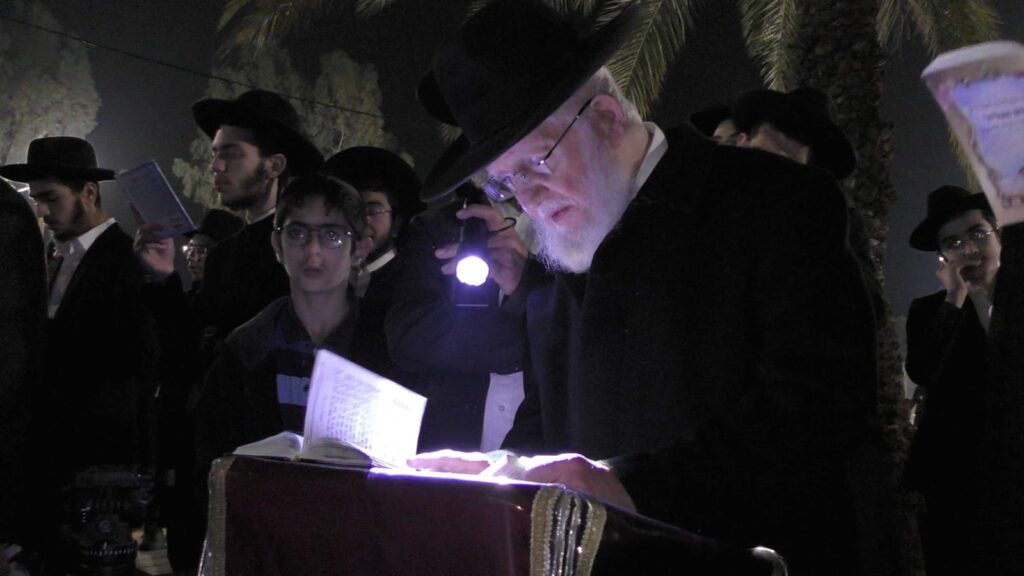 הרדיפה נמשכת: שני בחורים עצרו - עצרת לילית מול כלא 10 הרדיפה נמשכת: שני בחורים עצרו - עצרת לילית מול כלא 10