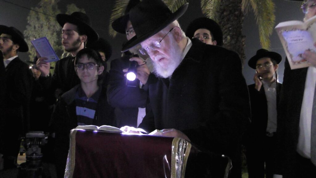 הרדיפה נמשכת: שני בחורים עצרו - עצרת לילית מול כלא 10 הרדיפה נמשכת: שני בחורים עצרו - עצרת לילית מול כלא 10