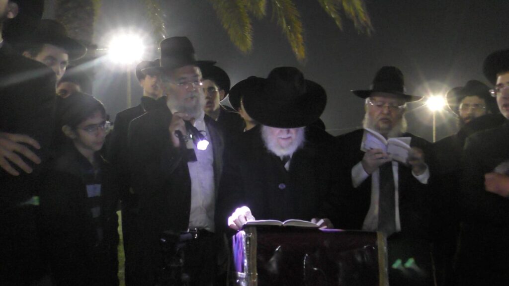 הרדיפה נמשכת: שני בחורים עצרו - עצרת לילית מול כלא 10 הרדיפה נמשכת: שני בחורים עצרו - עצרת לילית מול כלא 10