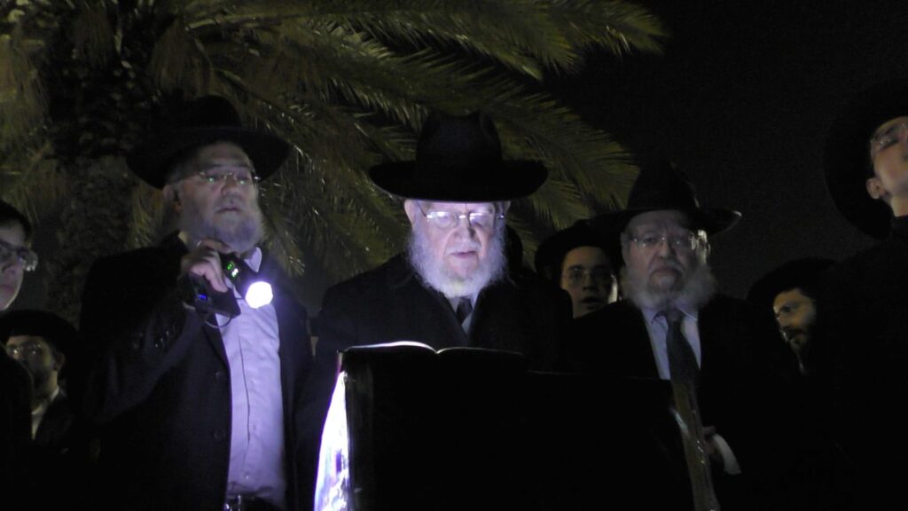 הרדיפה נמשכת: שני בחורים עצרו - עצרת לילית מול כלא 10 הרדיפה נמשכת: שני בחורים עצרו - עצרת לילית מול כלא 10