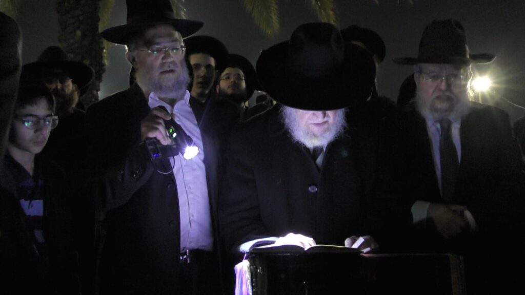 הרדיפה נמשכת: שני בחורים עצרו - עצרת לילית מול כלא 10 הרדיפה נמשכת: שני בחורים עצרו - עצרת לילית מול כלא 10