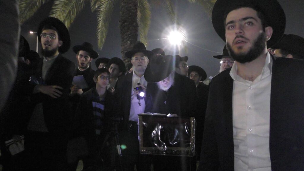 הרדיפה נמשכת: שני בחורים עצרו - עצרת לילית מול כלא 10 הרדיפה נמשכת: שני בחורים עצרו - עצרת לילית מול כלא 10