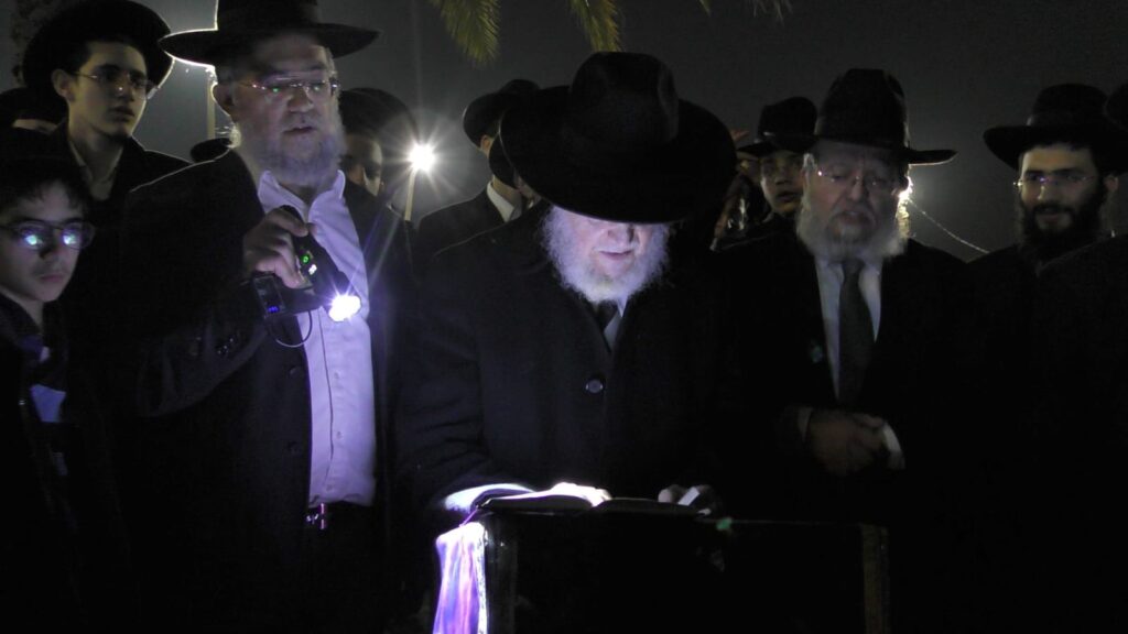 הרדיפה נמשכת: שני בחורים עצרו - עצרת לילית מול כלא 10 הרדיפה נמשכת: שני בחורים עצרו - עצרת לילית מול כלא 10