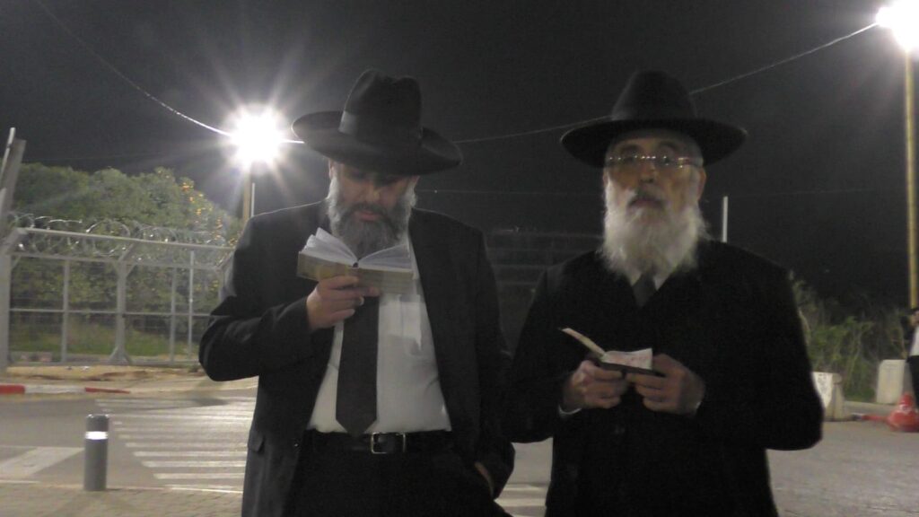 הרדיפה נמשכת: שני בחורים עצרו - עצרת לילית מול כלא 10 הרדיפה נמשכת: שני בחורים עצרו - עצרת לילית מול כלא 10